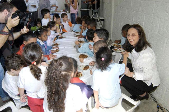 A presidente do Servas, Andrea Neves, com as crianças do Centro Infantil Educar - Foto Agência-MG